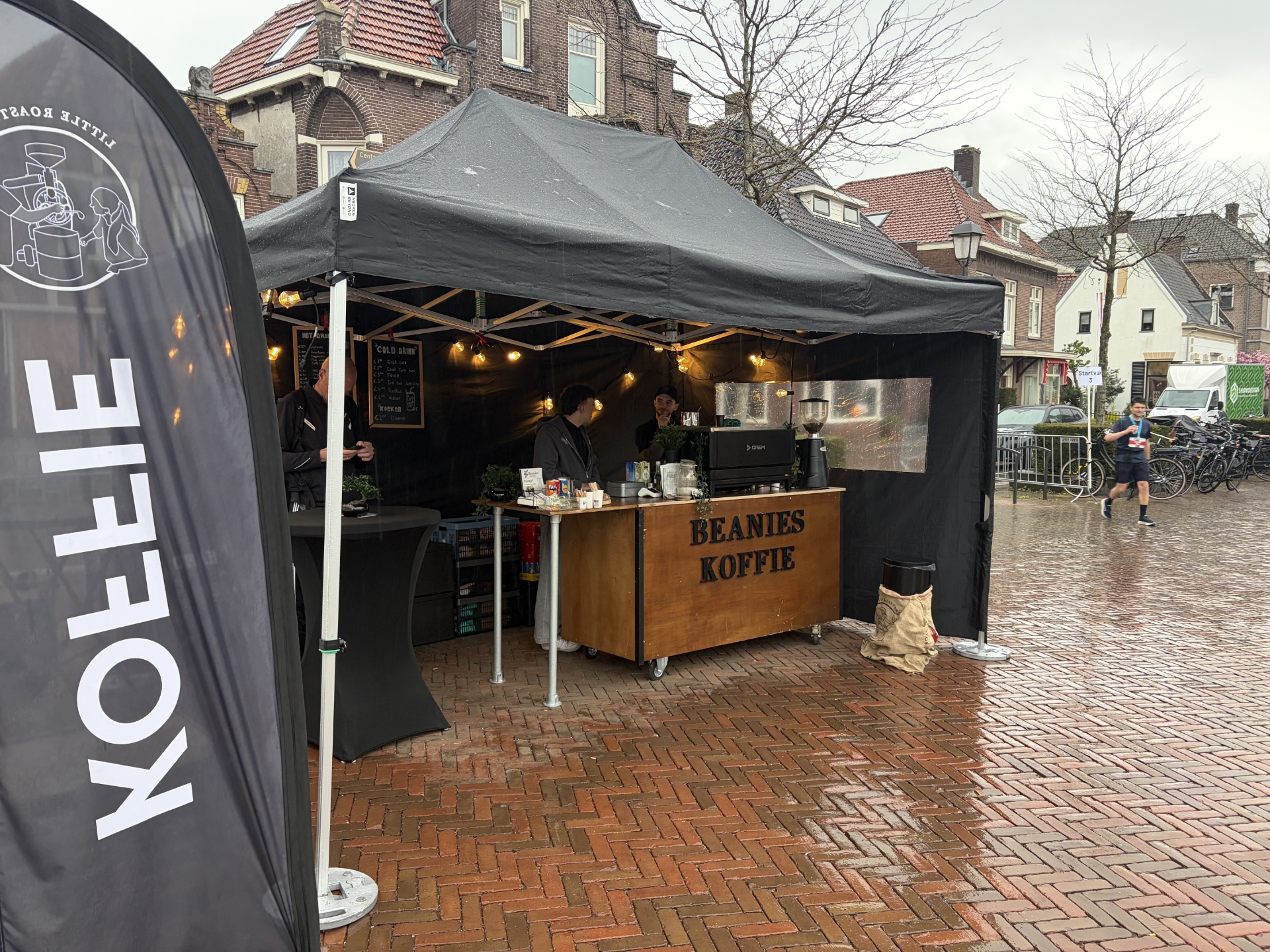 Barista op locatie van Beanies Koffie